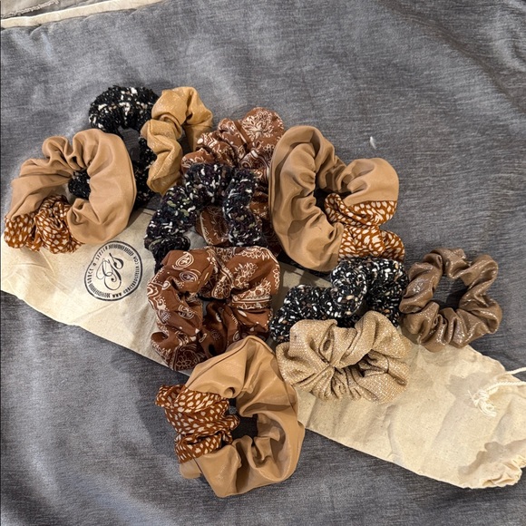 11 SCRUNCHIES in Pouch Set - Picture 1 of 1